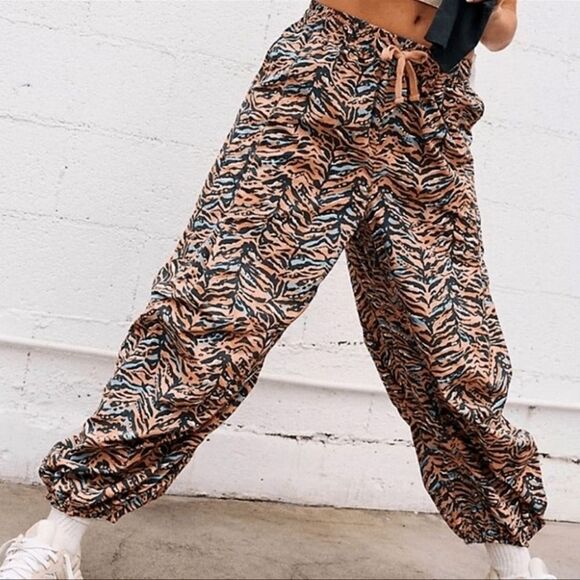 FP Movement OB1614726 Women's Sz S Cheetah Hi-Waist Zephyr Print Pants - Picture 12 of 13